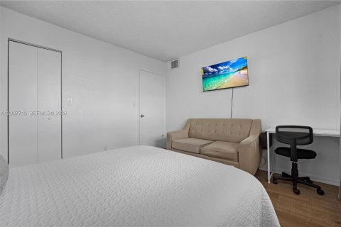 Condo in Sunrise, Florida, 2 bedrooms  № 2076568 - photo 25