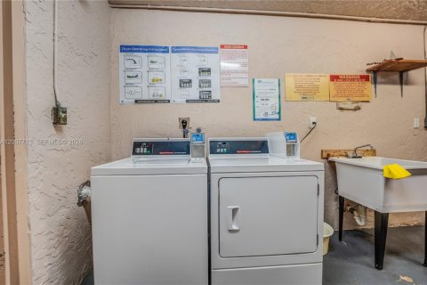Condo in Sunrise, Florida, 2 bedrooms  № 2076568 - photo 28