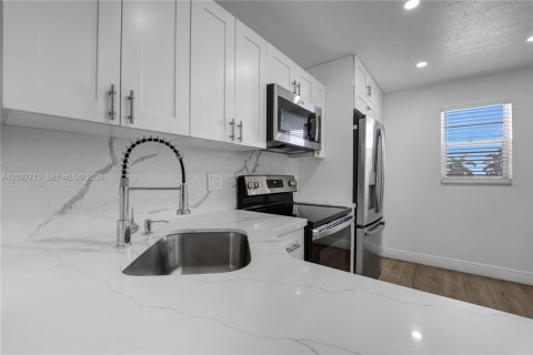 Condo in Sunrise, Florida, 2 bedrooms  № 2076568 - photo 6