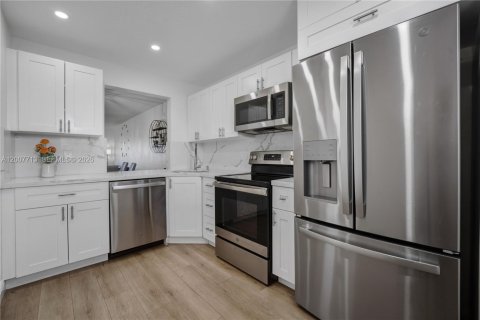 Condo in Sunrise, Florida, 2 bedrooms № 2076568