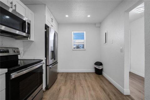Condo in Sunrise, Florida, 2 bedrooms  № 2076568 - photo 4