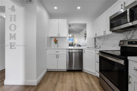 Condo in Sunrise, Florida, 2 bedrooms  № 2076568 - photo 3