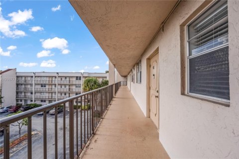 Condo in Sunrise, Florida, 2 bedrooms  № 2076568 - photo 29