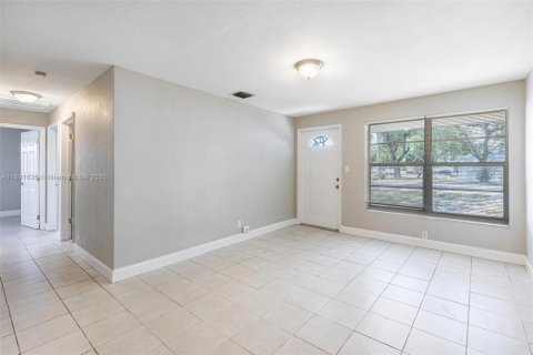 House in Hollywood, Florida 3 bedrooms, 81.29 sq.m. № 1943798 - photo 3