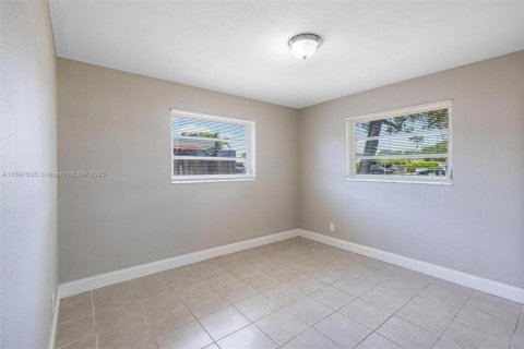 House in Hollywood, Florida 3 bedrooms, 81.29 sq.m. № 1943798 - photo 22