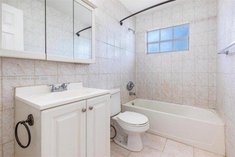 House in Hollywood, Florida 3 bedrooms, 81.29 sq.m. № 1943798 - photo 14