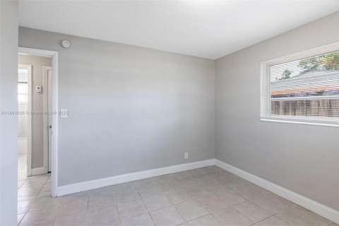 House in Hollywood, Florida 3 bedrooms, 81.29 sq.m. № 1943798 - photo 23