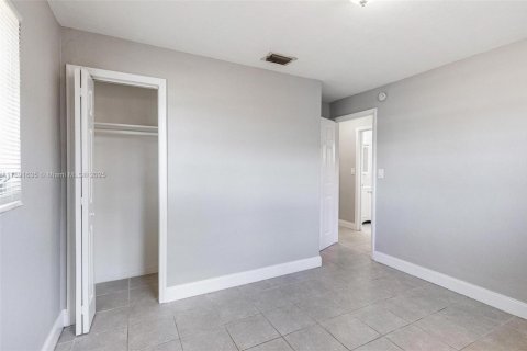 House in Hollywood, Florida 3 bedrooms, 81.29 sq.m. № 1943798 - photo 13