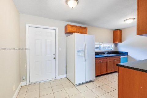 House in Hollywood, Florida 3 bedrooms, 81.29 sq.m. № 1943798 - photo 5