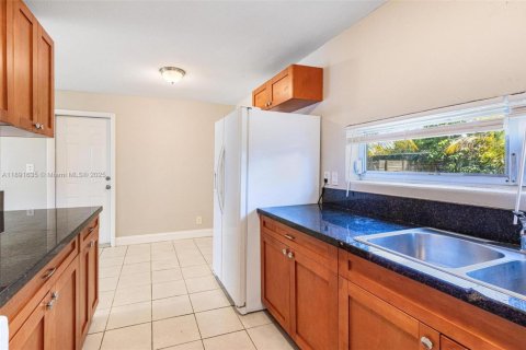 House in Hollywood, Florida 3 bedrooms, 81.29 sq.m. № 1943798 - photo 7