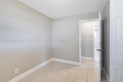 House in Hollywood, Florida 3 bedrooms, 81.29 sq.m. № 1943798 - photo 19