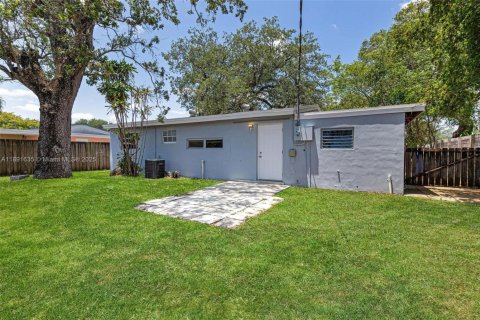 House in Hollywood, Florida 3 bedrooms, 81.29 sq.m. № 1943798 - photo 28