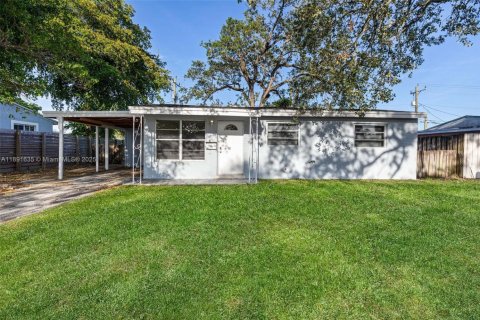 House in Hollywood, Florida 3 bedrooms, 81.29 sq.m. № 1943798 - photo 1