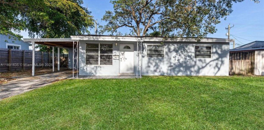 House in Hollywood, Florida 3 bedrooms, 81.29 sq.m. № 1943798