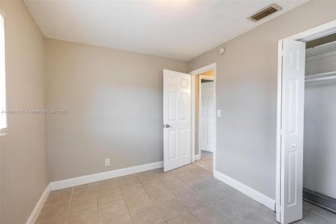 House in Hollywood, Florida 3 bedrooms, 81.29 sq.m. № 1943798 - photo 11