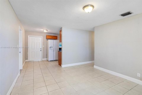 House in Hollywood, Florida 3 bedrooms, 81.29 sq.m. № 1943798 - photo 17