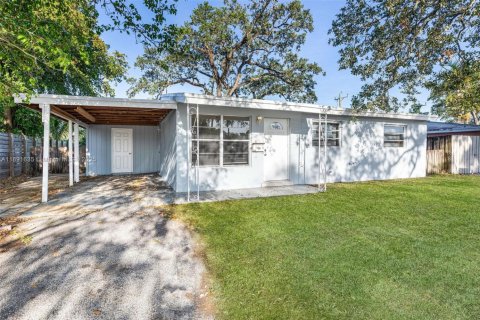 House in Hollywood, Florida 3 bedrooms, 81.29 sq.m. № 1943798 - photo 2