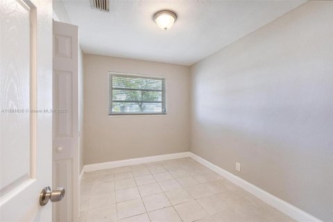 House in Hollywood, Florida 3 bedrooms, 81.29 sq.m. № 1943798 - photo 18