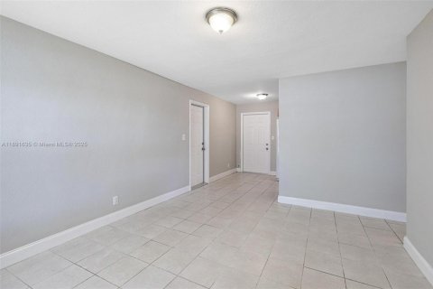 House in Hollywood, Florida 3 bedrooms, 81.29 sq.m. № 1943798 - photo 16