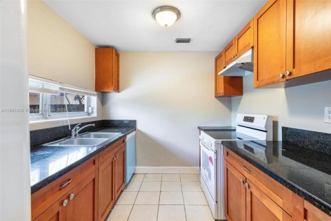House in Hollywood, Florida 3 bedrooms, 81.29 sq.m. № 1943798 - photo 6