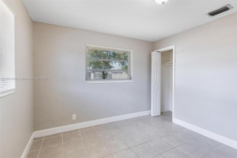 House in Hollywood, Florida 3 bedrooms, 81.29 sq.m. № 1943798 - photo 12