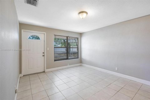 House in Hollywood, Florida 3 bedrooms, 81.29 sq.m. № 1943798 - photo 4
