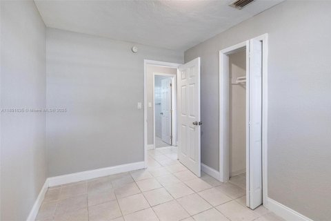 House in Hollywood, Florida 3 bedrooms, 81.29 sq.m. № 1943798 - photo 9