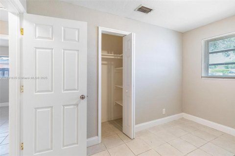 House in Hollywood, Florida 3 bedrooms, 81.29 sq.m. № 1943798 - photo 8
