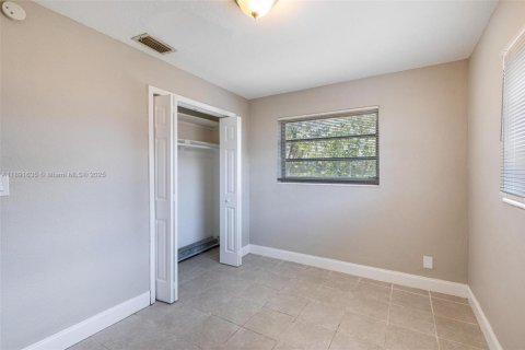 House in Hollywood, Florida 3 bedrooms, 81.29 sq.m. № 1943798 - photo 10