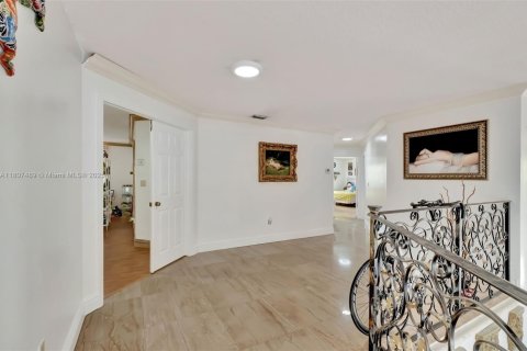 Casa en venta en Miami Lakes, Florida, 6 dormitorios, 431.72 m2 № 1749107 - foto 19