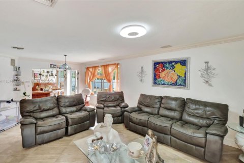 Casa en venta en Miami Lakes, Florida, 6 dormitorios, 431.72 m2 № 1749107 - foto 13