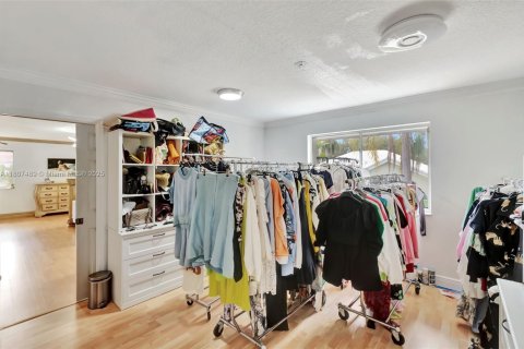 Casa en venta en Miami Lakes, Florida, 6 dormitorios, 431.72 m2 № 1749107 - foto 24
