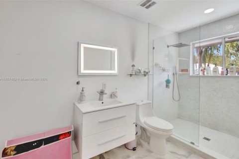 Casa en venta en Miami Lakes, Florida, 6 dormitorios, 431.72 m2 № 1749107 - foto 27