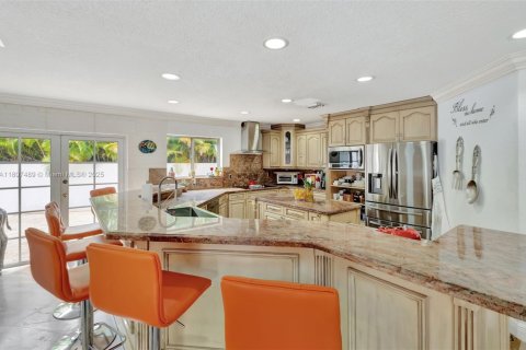 Casa en venta en Miami Lakes, Florida, 6 dormitorios, 431.72 m2 № 1749107 - foto 11