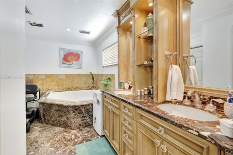 Casa en venta en Miami Lakes, Florida, 6 dormitorios, 431.72 m2 № 1749107 - foto 17