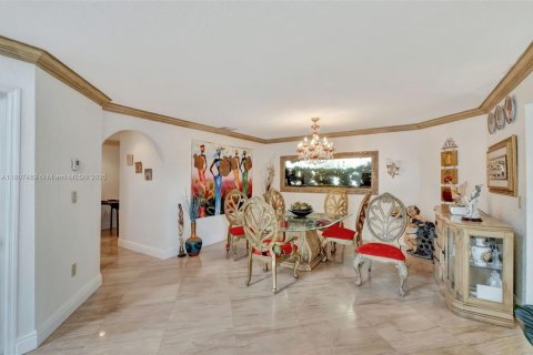 Casa en venta en Miami Lakes, Florida, 6 dormitorios, 431.72 m2 № 1749107 - foto 7