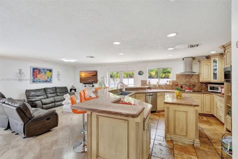 Casa en venta en Miami Lakes, Florida, 6 dormitorios, 431.72 m2 № 1749107 - foto 10