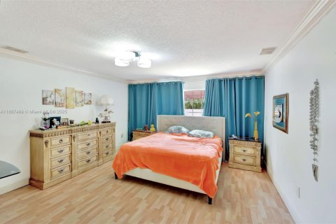 Casa en venta en Miami Lakes, Florida, 6 dormitorios, 431.72 m2 № 1749107 - foto 15