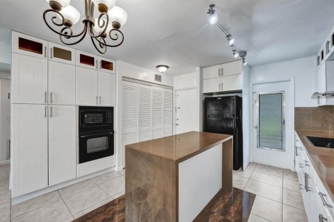 Condo in Deerfield Beach, Florida, 2 bedrooms № 2190663 - photo 5