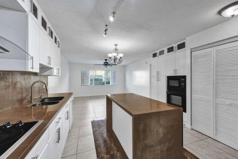 Condo in Deerfield Beach, Florida, 2 bedrooms № 2190663 - photo 3