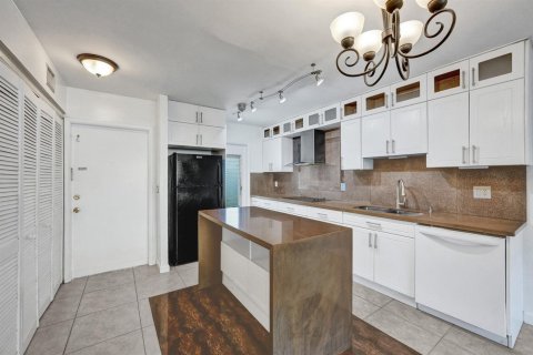 Condo in Deerfield Beach, Florida, 2 bedrooms № 2190663 - photo 7