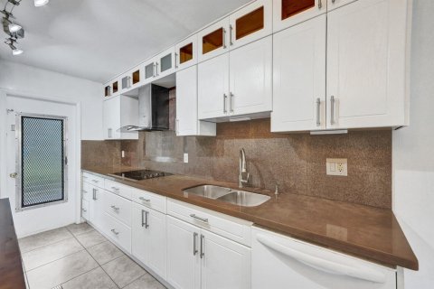 Condo in Deerfield Beach, Florida, 2 bedrooms № 2190663 - photo 4
