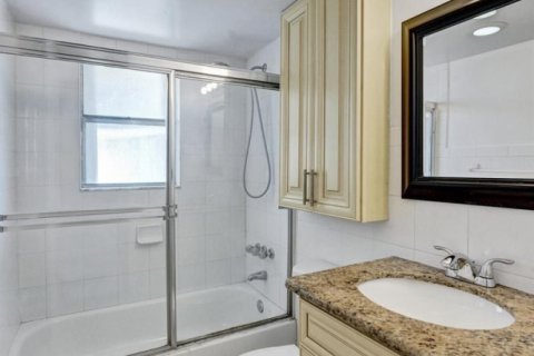Condo in Deerfield Beach, Florida, 2 bedrooms № 2190663 - photo 18