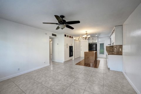 Condo in Deerfield Beach, Florida, 2 bedrooms № 2190663 - photo 9