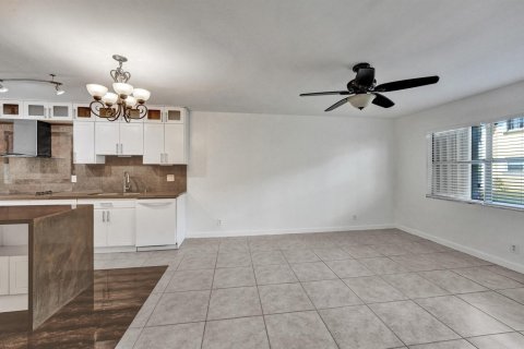 Condo in Deerfield Beach, Florida, 2 bedrooms № 2190663 - photo 11