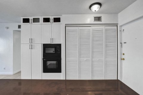 Condo in Deerfield Beach, Florida, 2 bedrooms № 2190663 - photo 8