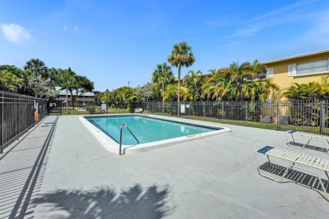 Condo in Deerfield Beach, Florida, 2 bedrooms № 2190663 - photo 27