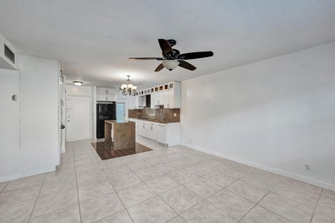 Condo in Deerfield Beach, Florida, 2 bedrooms № 2190663 - photo 10