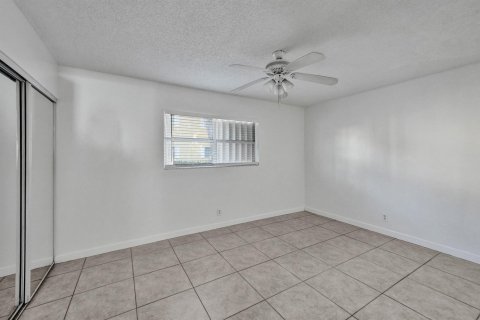 Condo in Deerfield Beach, Florida, 2 bedrooms № 2190663 - photo 24