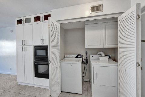 Condo in Deerfield Beach, Florida, 2 bedrooms № 2190663 - photo 12
